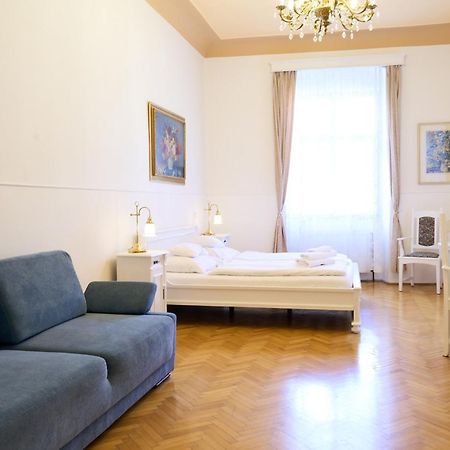Hotel U Zlateho Jelena ปราก ภายนอก รูปภาพ