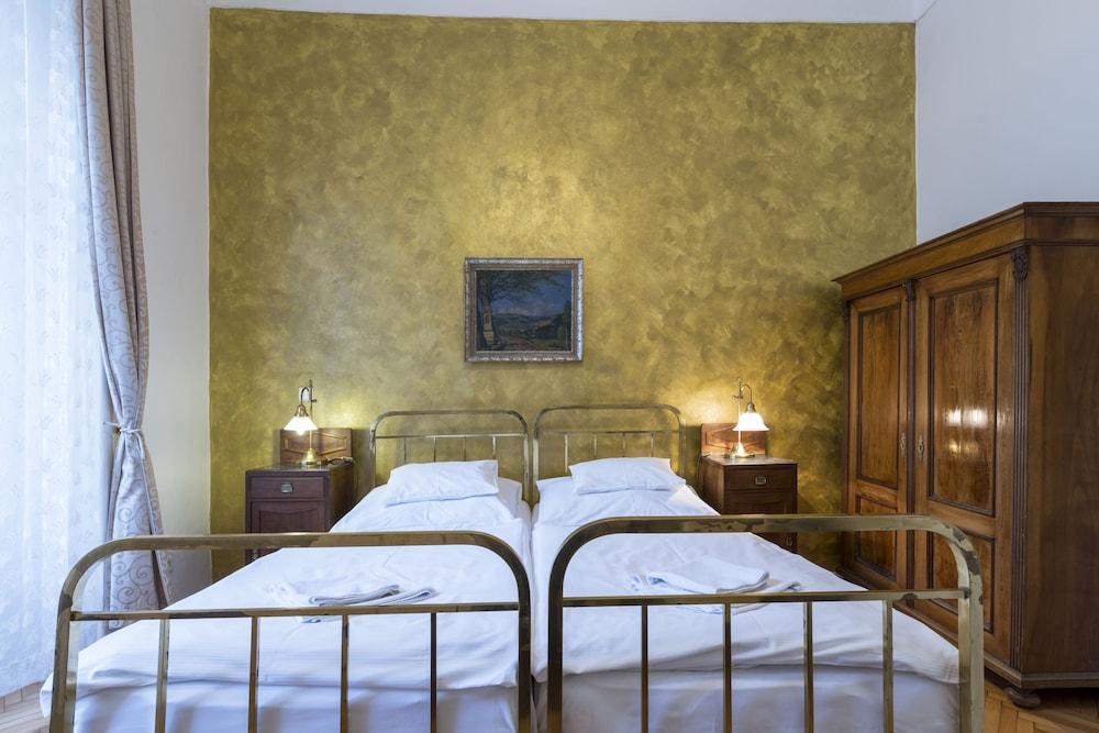 Hotel U Zlateho Jelena ปราก ภายนอก รูปภาพ