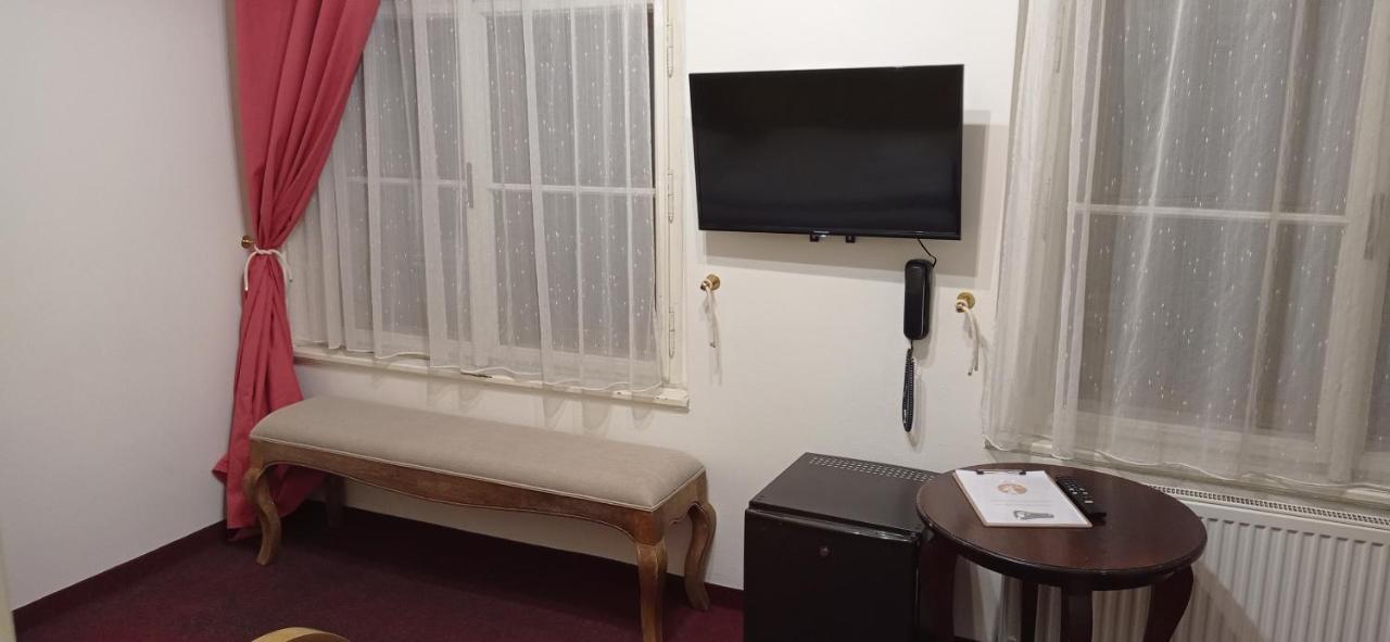 Hotel U Zlateho Jelena ปราก ภายนอก รูปภาพ