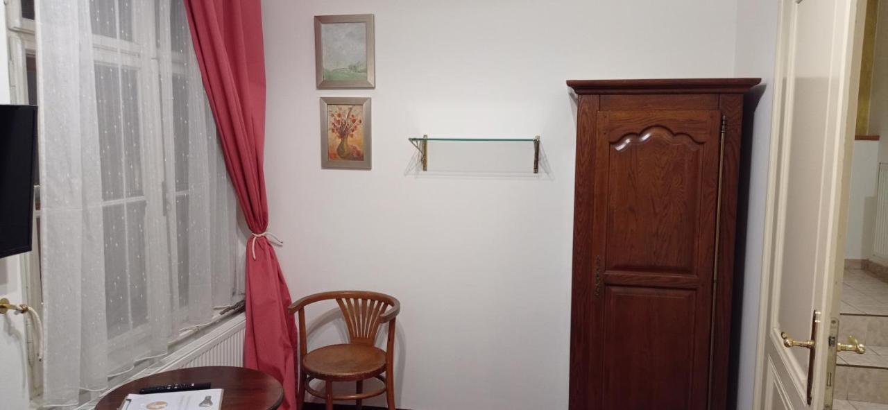 Hotel U Zlateho Jelena ปราก ภายนอก รูปภาพ