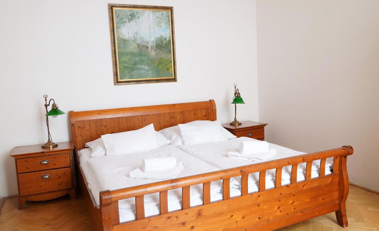 Hotel U Zlateho Jelena ปราก ภายนอก รูปภาพ
