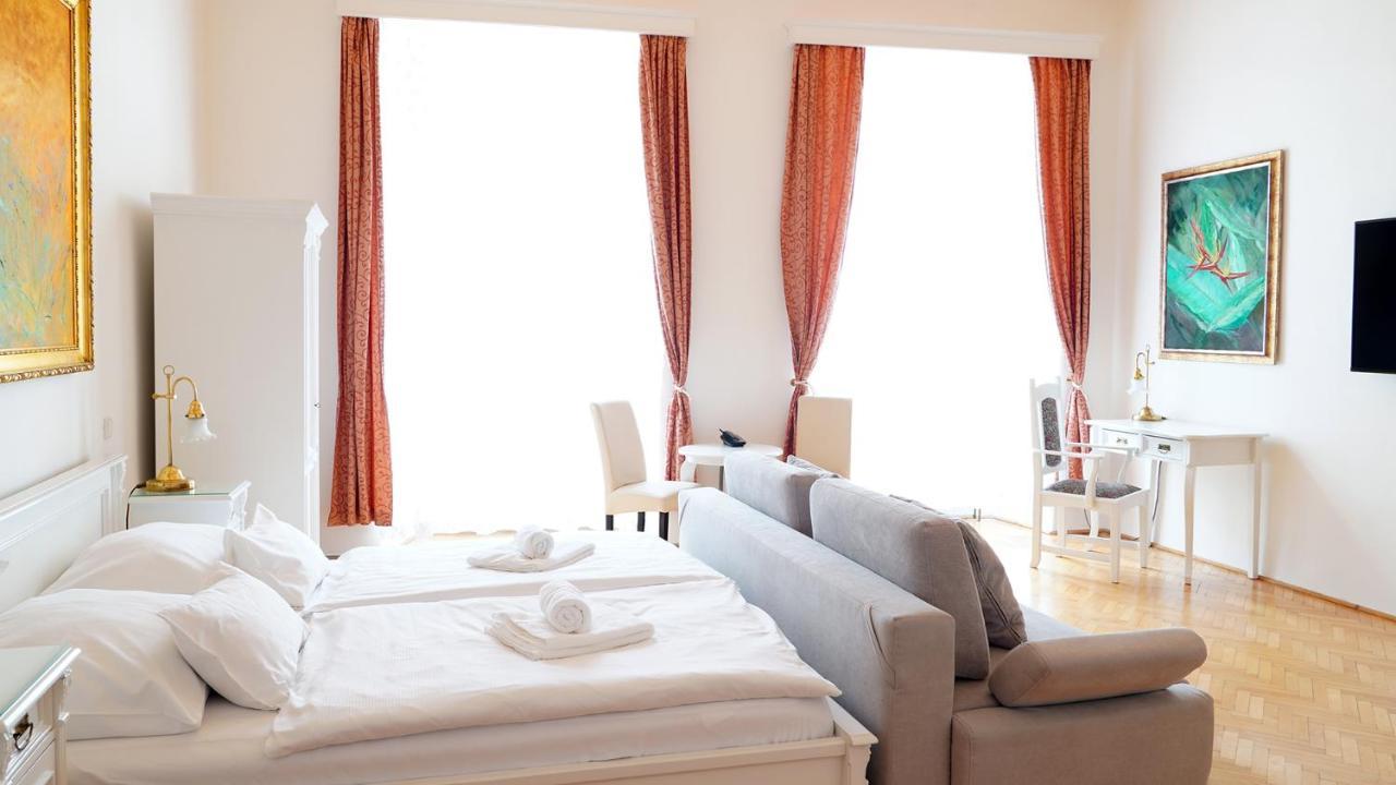 Hotel U Zlateho Jelena ปราก ภายนอก รูปภาพ