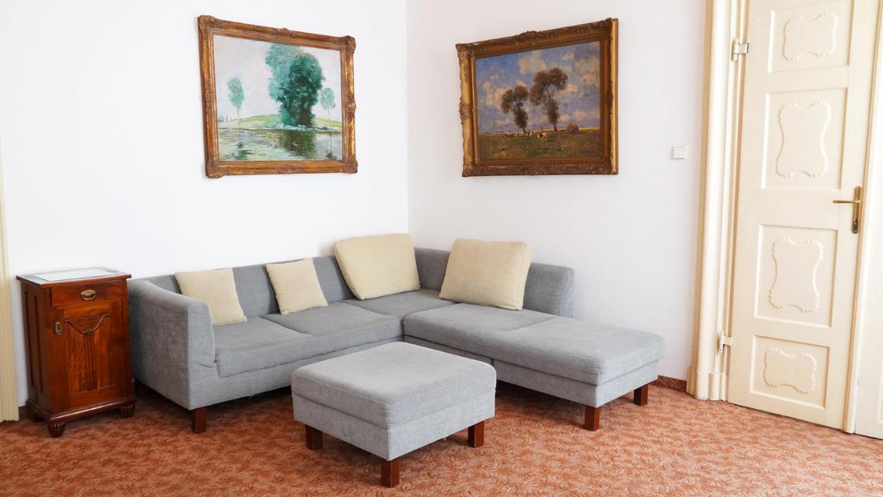 Hotel U Zlateho Jelena ปราก ภายนอก รูปภาพ