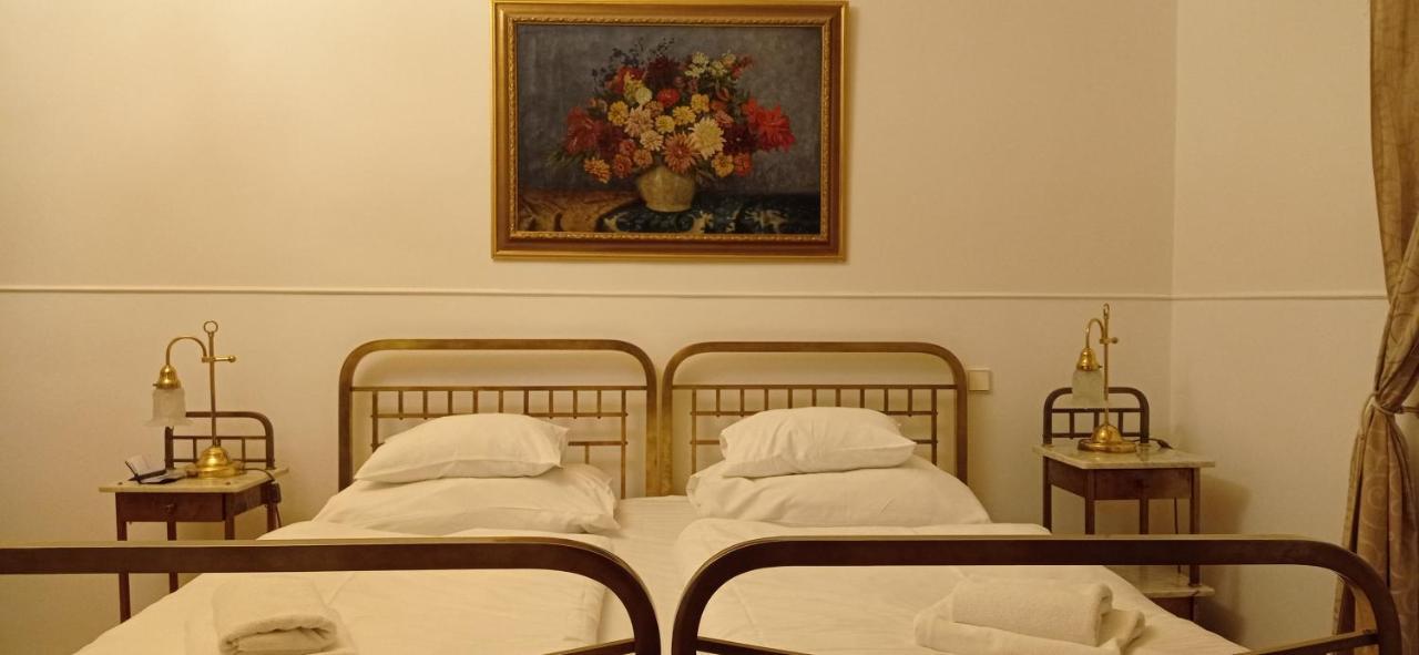 Hotel U Zlateho Jelena ปราก ภายนอก รูปภาพ