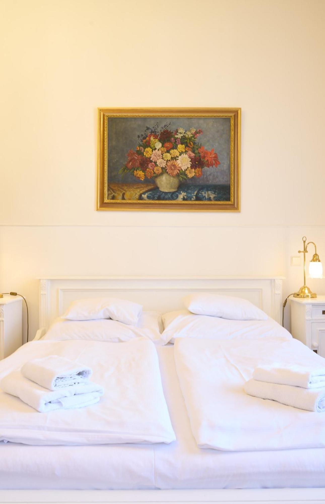 Hotel U Zlateho Jelena ปราก ภายนอก รูปภาพ