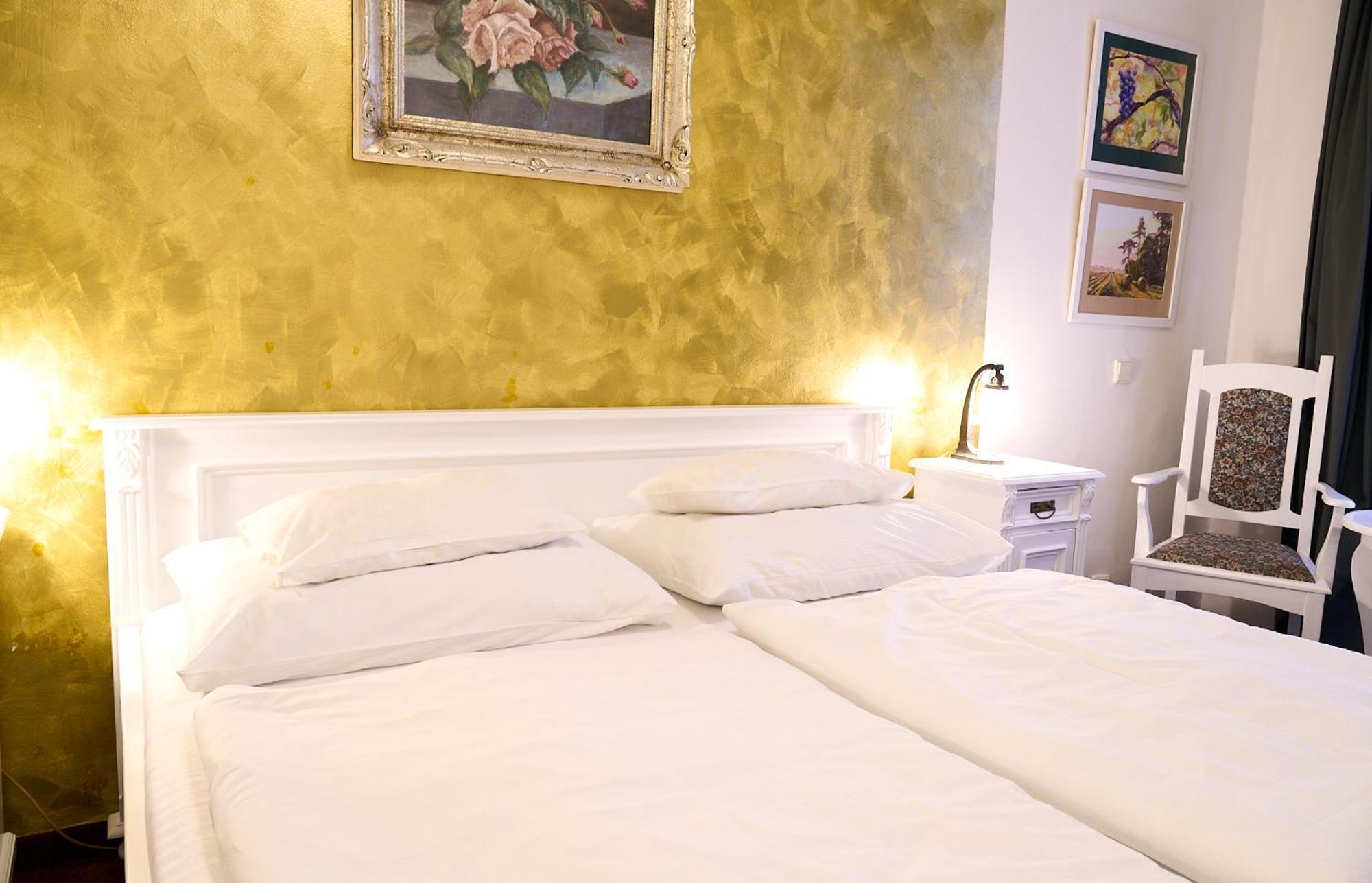 Hotel U Zlateho Jelena ปราก ภายนอก รูปภาพ