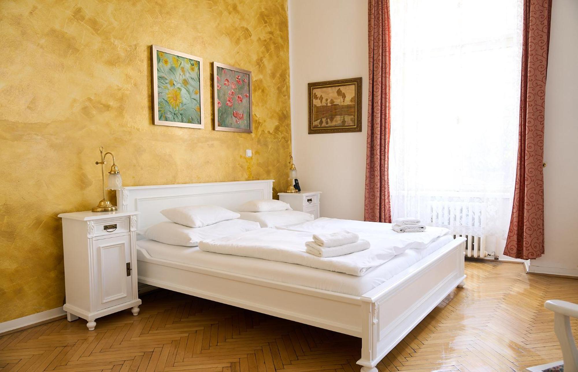Hotel U Zlateho Jelena ปราก ภายนอก รูปภาพ