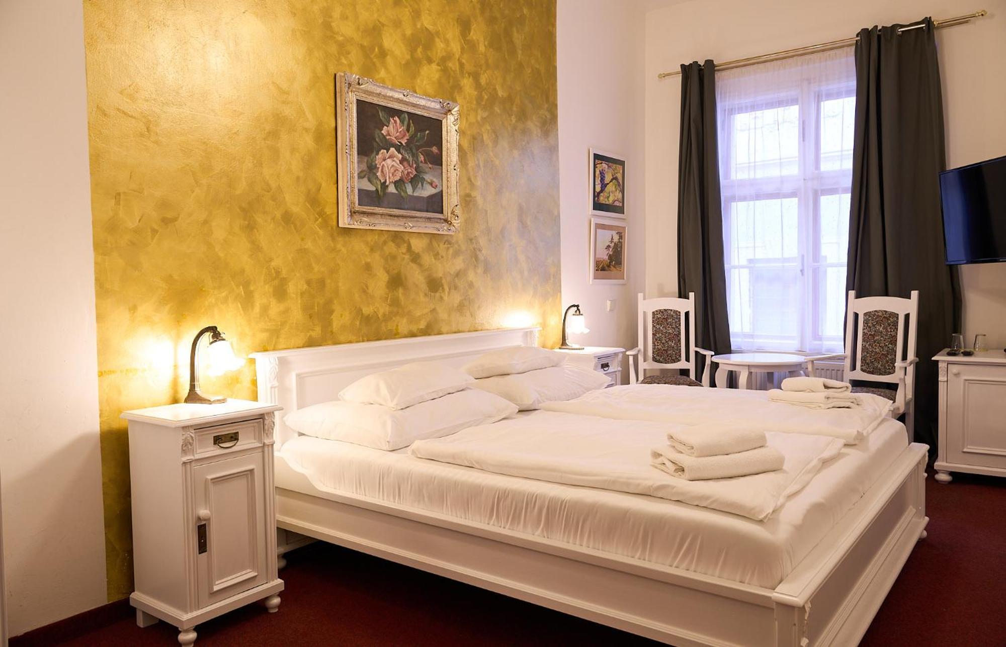 Hotel U Zlateho Jelena ปราก ภายนอก รูปภาพ