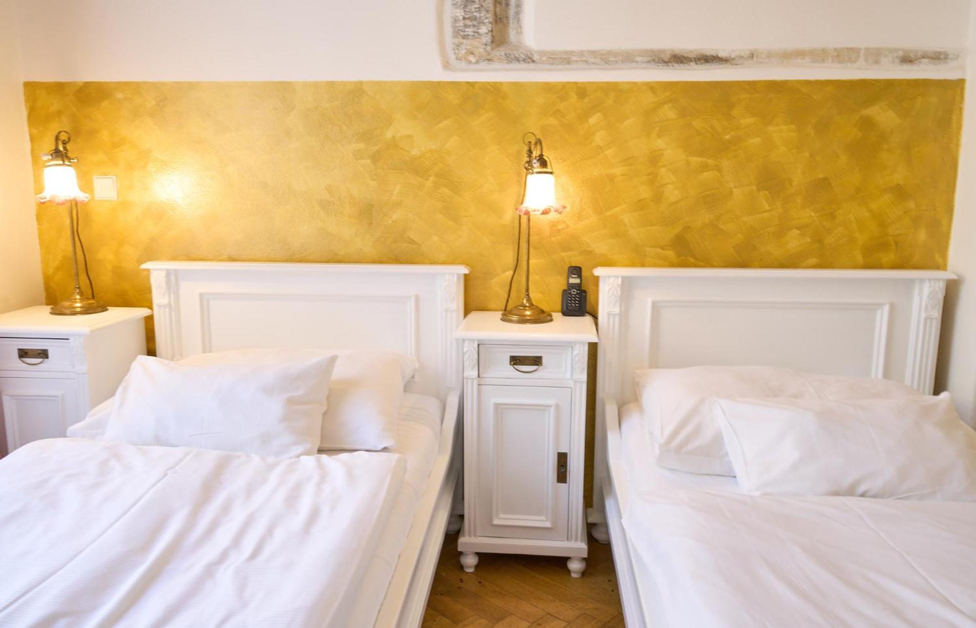 Hotel U Zlateho Jelena ปราก ภายนอก รูปภาพ