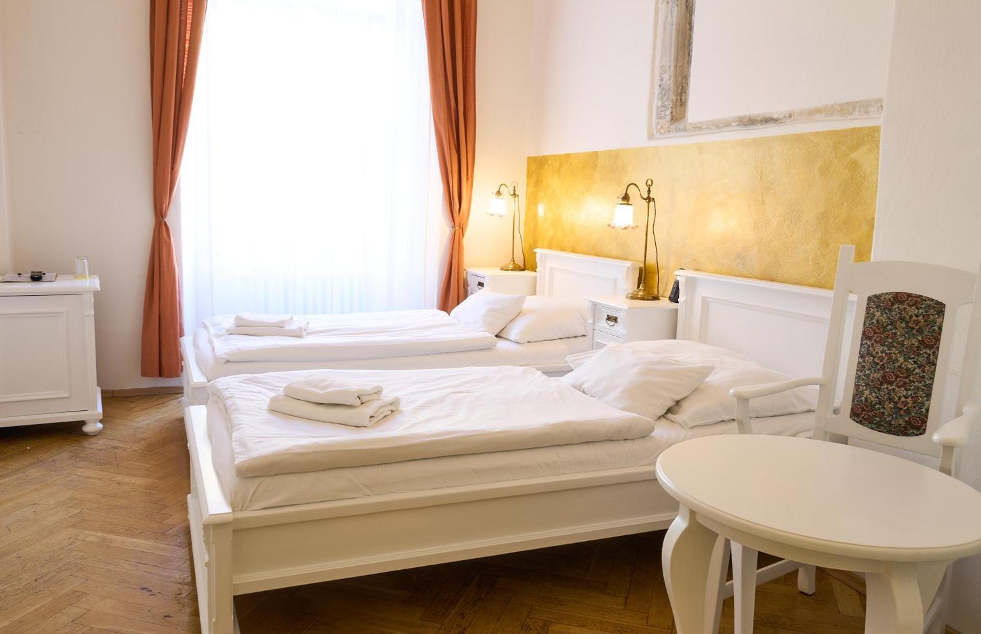 Hotel U Zlateho Jelena ปราก ภายนอก รูปภาพ