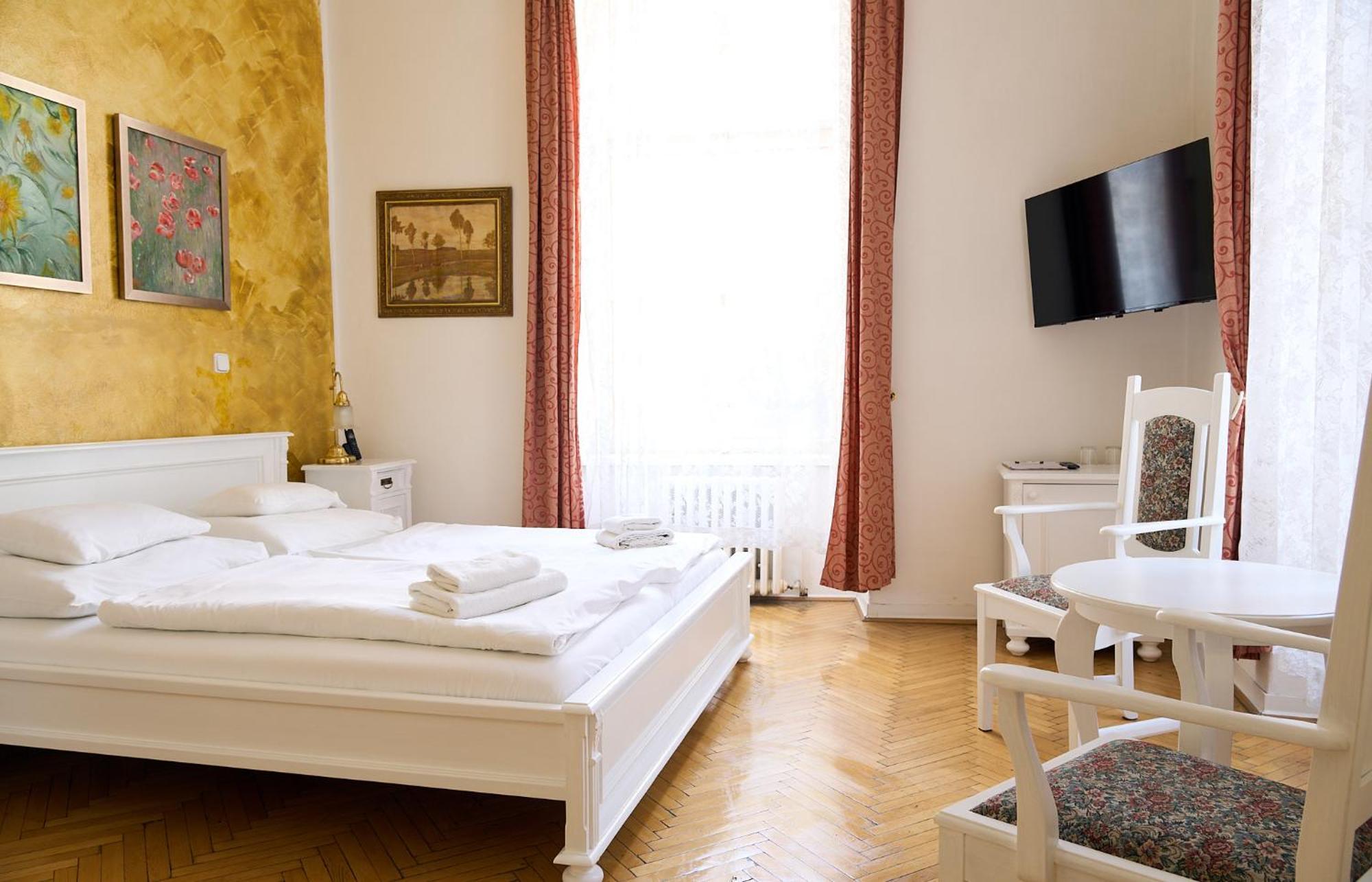 Hotel U Zlateho Jelena ปราก ภายนอก รูปภาพ