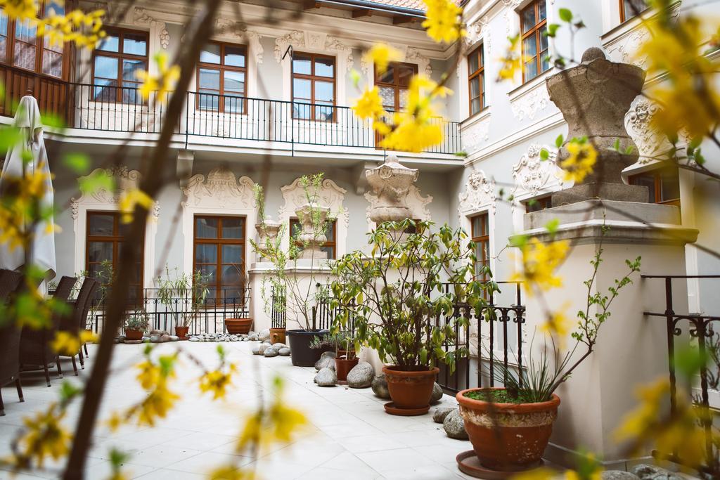Hotel U Zlateho Jelena ปราก ภายนอก รูปภาพ