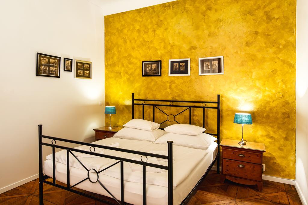 Hotel U Zlateho Jelena ปราก ภายนอก รูปภาพ