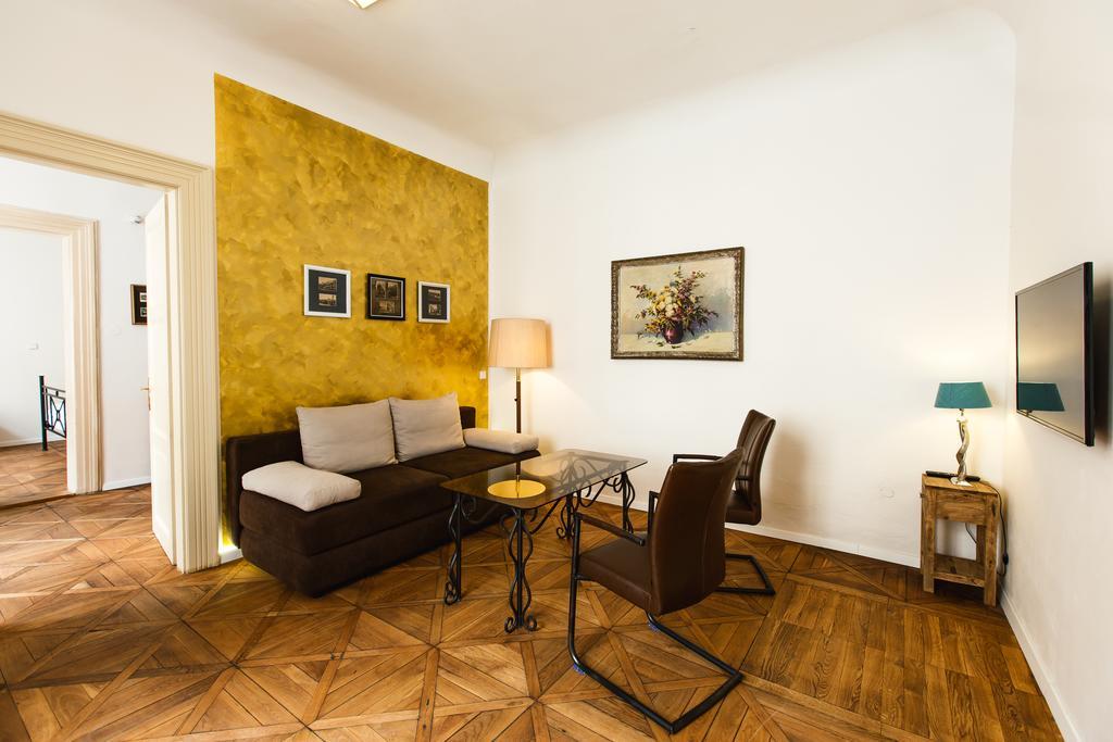 Hotel U Zlateho Jelena ปราก ภายนอก รูปภาพ