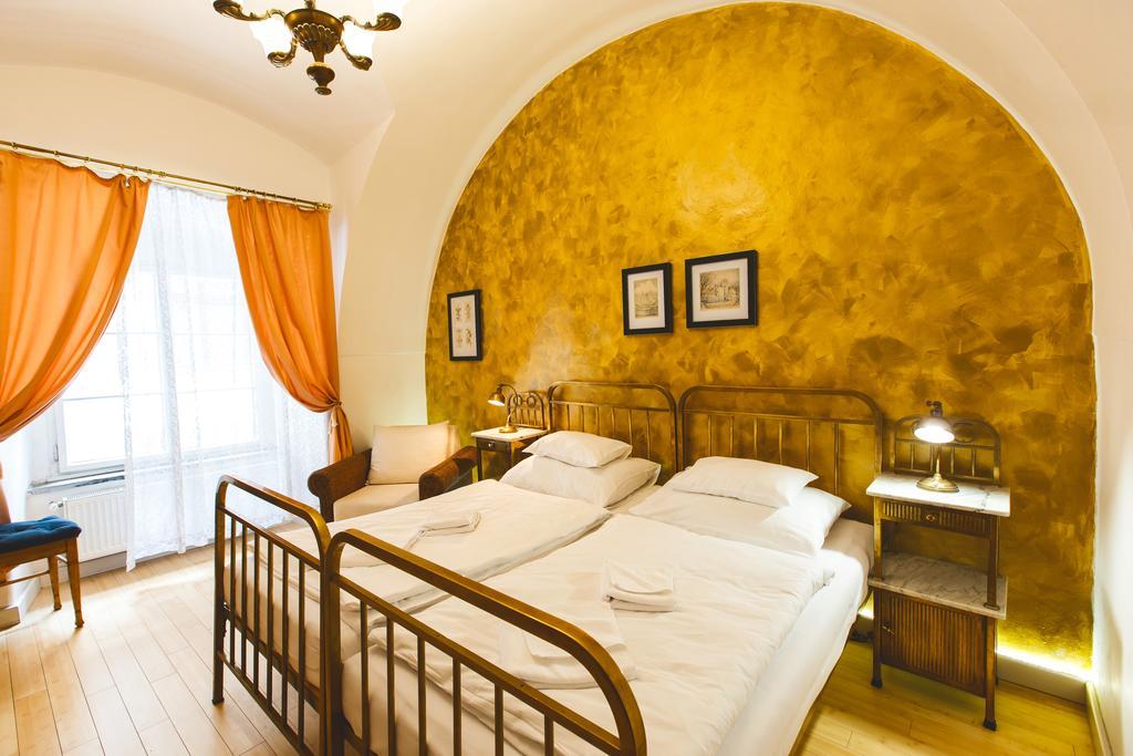Hotel U Zlateho Jelena ปราก ภายนอก รูปภาพ